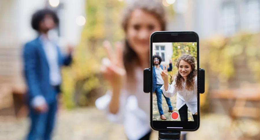 Foto personas grabando en selfi, en nota de referencia a que TikTok va a implementar videos de 3 minutos.