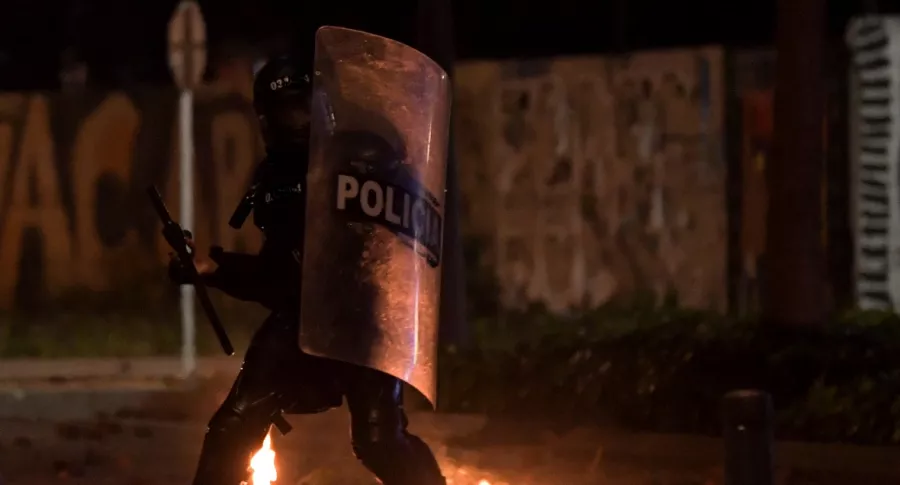 Imagen de un policía del Esmad que ilustra ataque de vándalo contra un uniformado en Bogotá