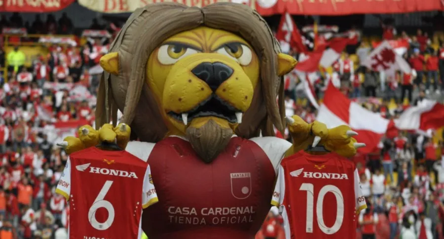 Foto de león inflable con camiseta de Santa Fe, en nota del león como mascota de Independiente Santa Fe.