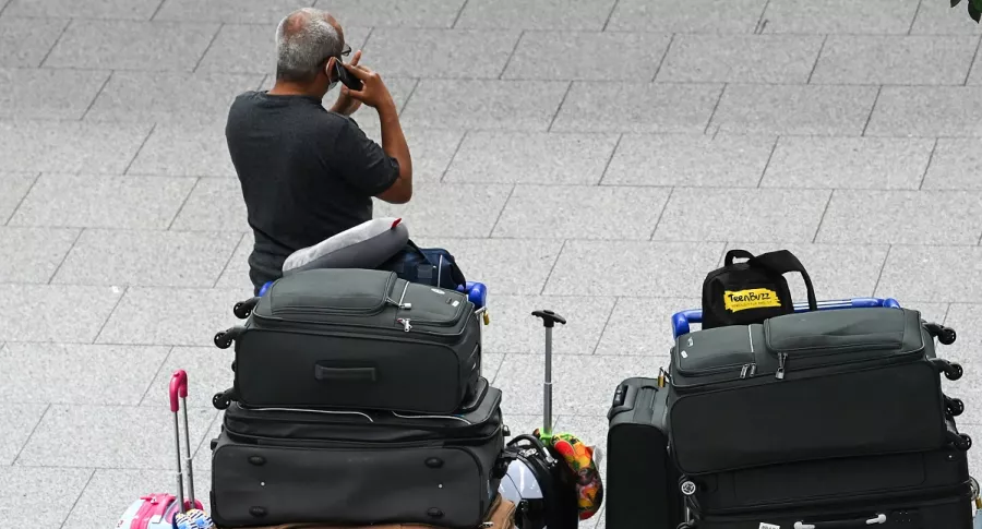 Imagen de viajero en aeropuerto ilustra artículo Coronavirus: Australia restringe a la mitad el ingreso de viajeros