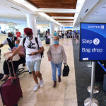 Turistas fueron a vacunarse a Estados Unidos, pero se quedarán varados allá hasta agosto