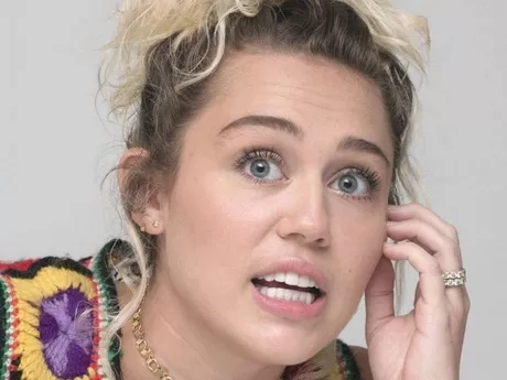Miley Cyrus aseguró que vio un quitanieves volador de un amarillo brillante” en la revista Interview. Foto: Startraks Photo/The Grosby Group/Guacamouly.com