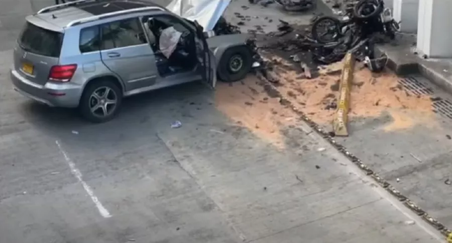 Imagen de la camioneta Mercedes-Benz que arrolló y mató a un motociclista en Bogotá
