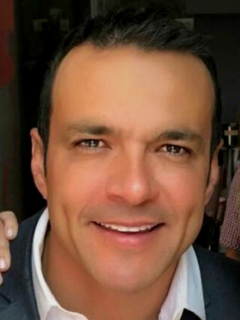 Pilar Schmitt en selfi con Juan Diego Alvira, a propósito de que él terminó hasta en el piso de Caracol por cumplir deseo de ella.