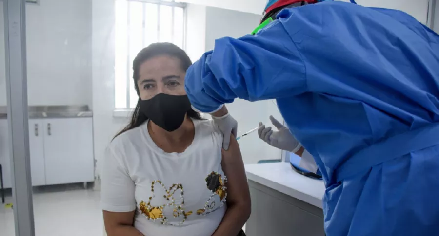 Imagen de vacunación que ilustra nota; Vacuna COVID-19: Colombia, cerca de los 20 millones de inmunizados