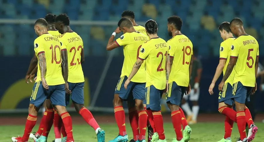 Edwin Cardona, Yerry Mina y otros jugadores de Colombia en la Copa América, a propósito de que Blu Radio dice cuál sería la posible titular de la Selección contra Uruguay hoy.