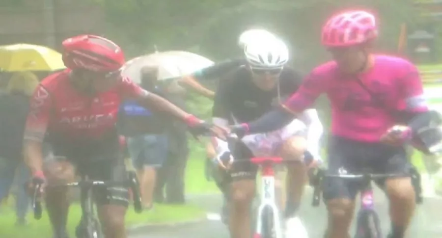 Video de gesto de Sergio Higuita con Nairo Quintana en plena subida durante etapa 9 del Tour de Francia 2021.