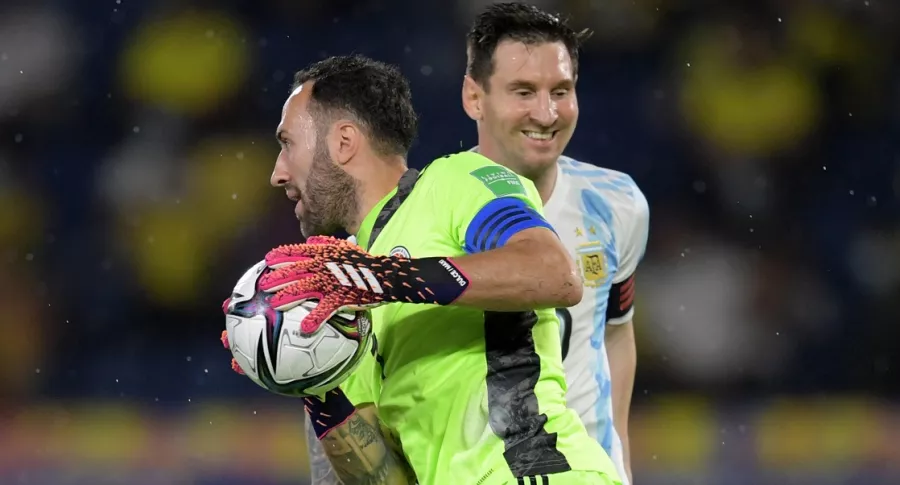 Lionel Messi y David Ospina, en partido de Eliminatorias, previo a enfrentamiento por Copa América