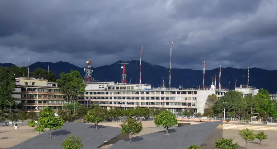 Imagen de CAN que ilustra nota; Video: implosión antiguo edificio de Mindefensa, en CAN, en Bogotá