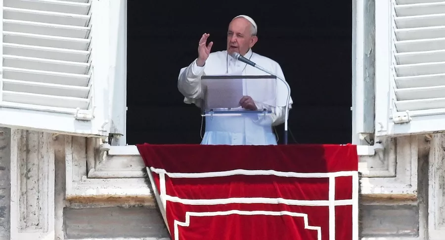 Papa Francisco celebra el rezo dominical del Ángelus, antes de ser hospitalizado para cirugía de colon