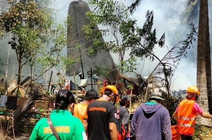 Imagen del avión militar accidentado en Filipinas; van 45 personas muertas