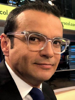 Juan Diego Alvira en Noticias Caracol, a propósito de que mostró el nuevo integrante de su familia, su perro Booba.