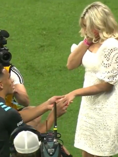 Futbolista le pide matrimonio a su novia frente a miles de hinchas.