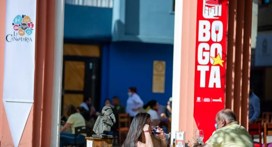 Clientes de restaurantes de Bogotá a cielo abierto, que tendrían que pagar por uso del espacio público