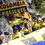 [Video] Con madrazos a Uribe, colombianos arman fiesta en el Tour de Francia