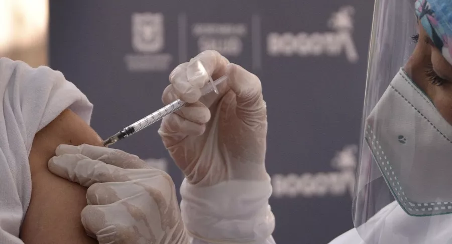Vacunación en Bogotá ilustra nota sobre colados en la primera fase del plan 