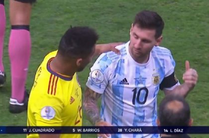 Frank Fabra pidiéndole la camiseta a Lionel Messi luego de cortarle el tobillo
