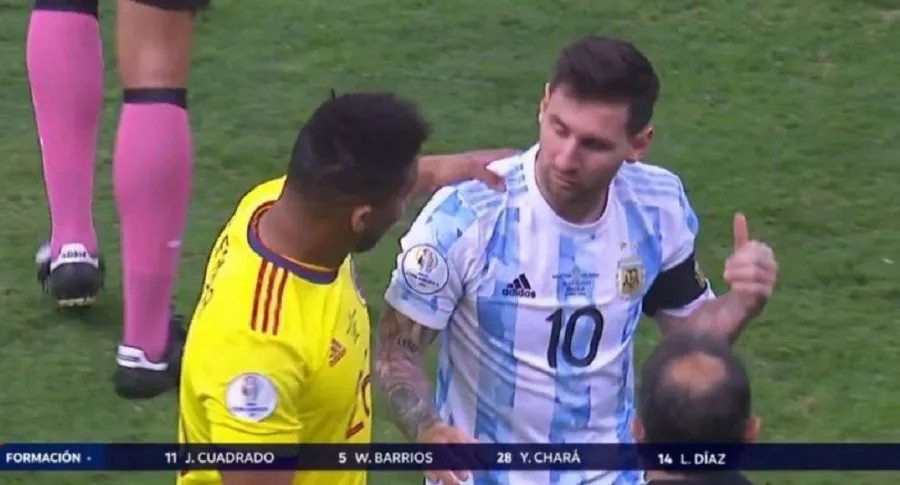 Frank Fabra pidiéndole la camiseta a Lionel Messi luego de cortarle el tobillo