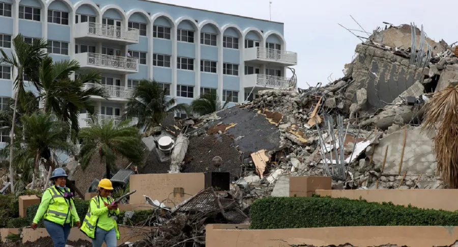 Imagen del edificio derrumbado en Miami, Florida: víctimas por derrumbe ya ascienden a 46