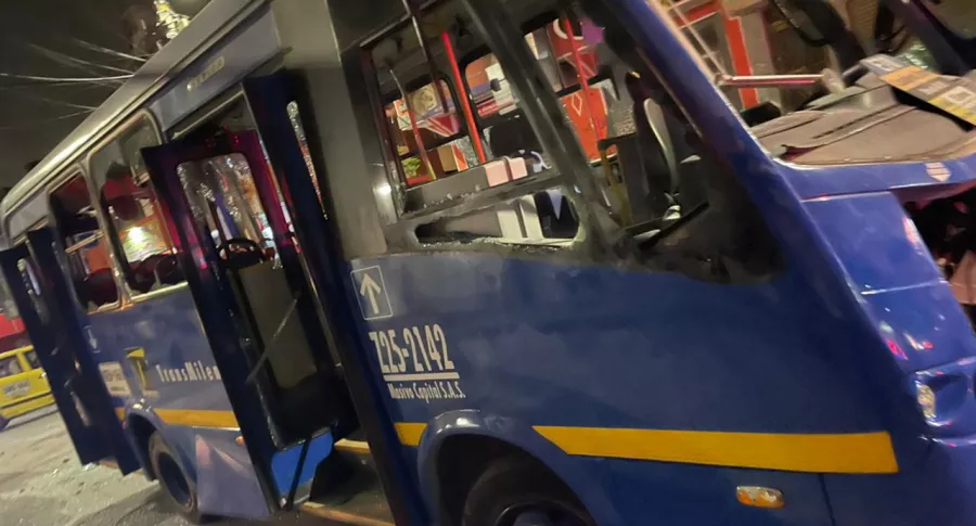 Varios vehículos de transporte público resultaron vandalizados este miércoles en Bogotá.