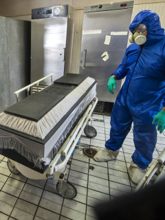 Persona fallecida por COVID-19 ilustra nota sobre los 4 millones de muertos por la pandemia en el mundo