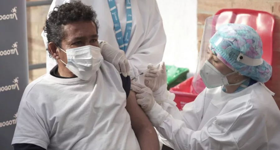 Foto de una persona recibiendo vacuna contra COVID-19, en referencia a nota de quiénes se pueden vacunar el 8 de julio en Colombia y anuncio de nueva etapa.