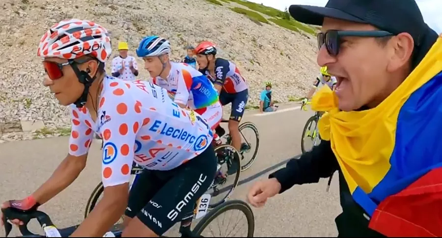 "Te amo": colombiano a Nairo Quintana en pleno Tour de Francia 2021. Imagen del momento.