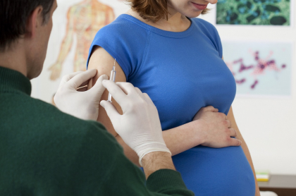Invima autorizó la vacunación con Pfizer a mujeres embarazadas y lactantes