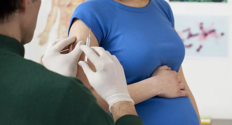 Invima autorizó la vacunación con Pfizer a mujeres embarazadas y lactantes