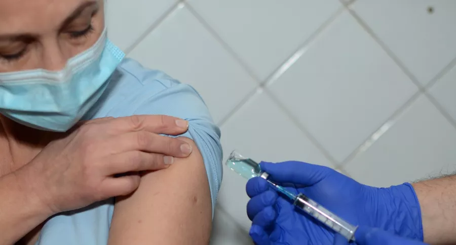 Imagen que ilustra la vacunación contra la COVID-19. 