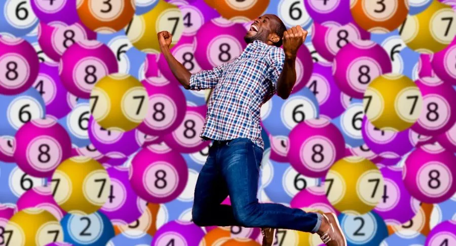 Hombre feliz que salta delante de una balotas ilustra qué lotería jugó anoche y resultados loterías de Bogotá y Quindío julio 8 (fotomontaje).