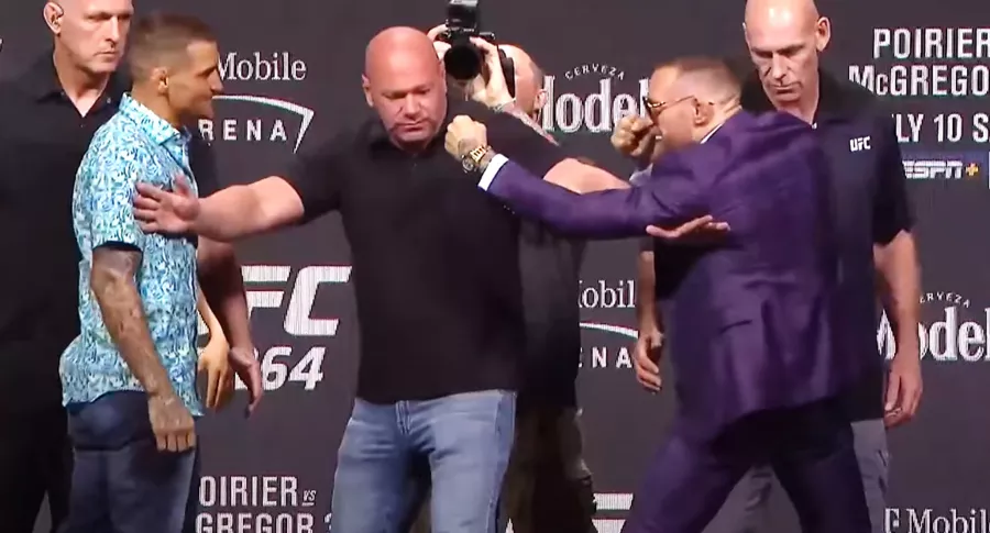 Conor McGregor casi patea a Dustin Poirier antes del UFC 264. Imagen del incidente.