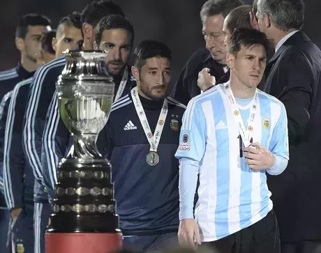 Postal de la final jugada en la Copa América de 2015; Lionel Messi llorando y Brasil celebrando, una imagen de últimas finales de Copa América