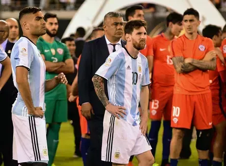 Imagen de la final disputada en la Copa América de 2016; Lionel Messi llorando y Brasil celebrando, una imagen de últimas finales de Copa América