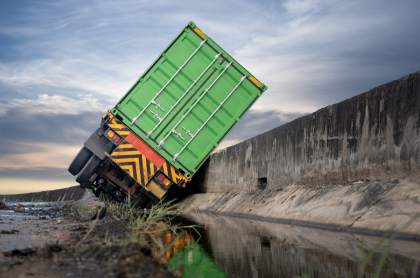 Imagen de camión accidentado que ilustra nota; Argentina: pierde control de camión y le dicen que va ebrio (video)