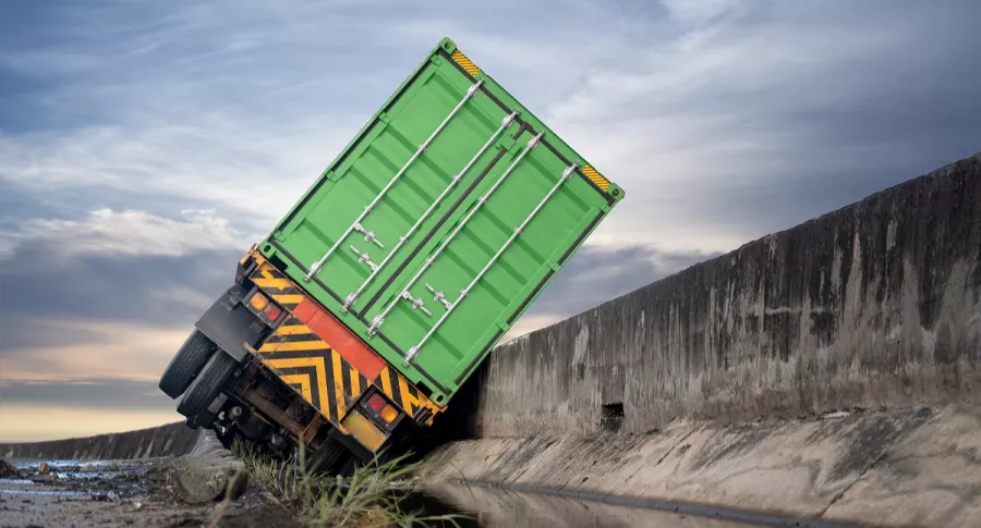 Imagen de camión accidentado que ilustra nota; Argentina: pierde control de camión y le dicen que va ebrio (video)