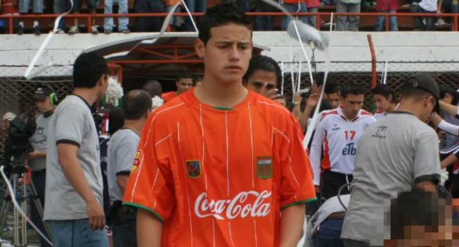 Foto de James Rodríguez, con Envigado, en nota del debut y comienzos del jugador como profesional.