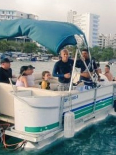 San Andrés y Armada Nacional rescatando a turistas que quedaron a la deriva en el mar
