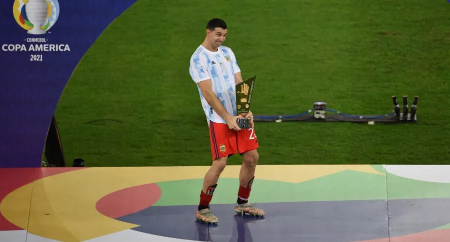 Emiliano Martínez celebró con obscenos gestos (como los que le hizo a Colombia) tras ganar trofeo con Argentina.