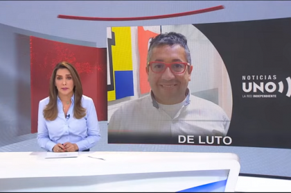 Captura de pantalla de Noticias Uno en el momento en que la presentadora Mónica Rodríguez llora al informar sobre la muerte de Jorge Peña, editor del noticiero que falleció por COVID-19.