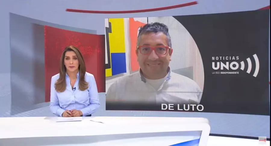 Captura de pantalla de Noticias Uno en el momento en que la presentadora Mónica Rodríguez llora al informar sobre la muerte de Jorge Peña, editor del noticiero que falleció por COVID-19.
