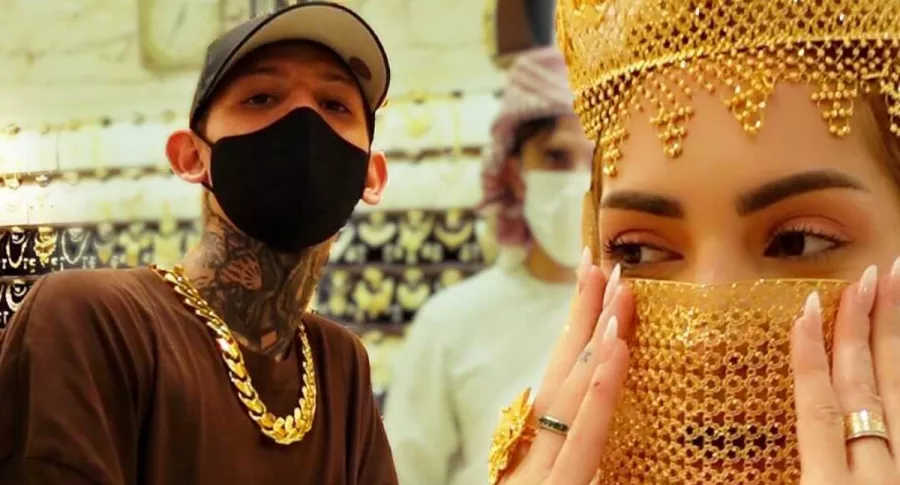 Foto de 'La Liendra' y su novia, en nota de cómo son las prendas de oro que utilizó en Dubái y cuánto valen.