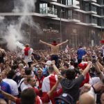 [Video] Hinchas ingleses se cuelan en Wembley y hay descontrol en las calles de Londres