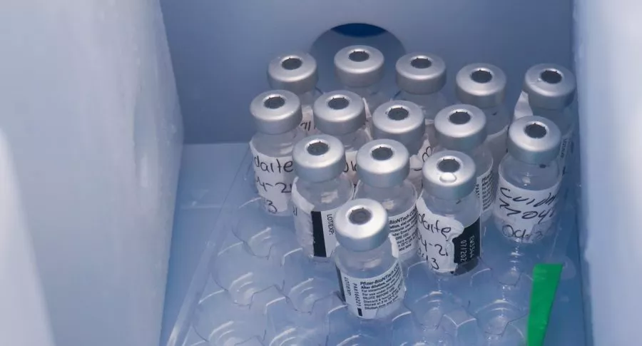 Vacuna Pfizer ilustra nota sobre que se acabó la disponibilidad de esas dosis en Bogotá