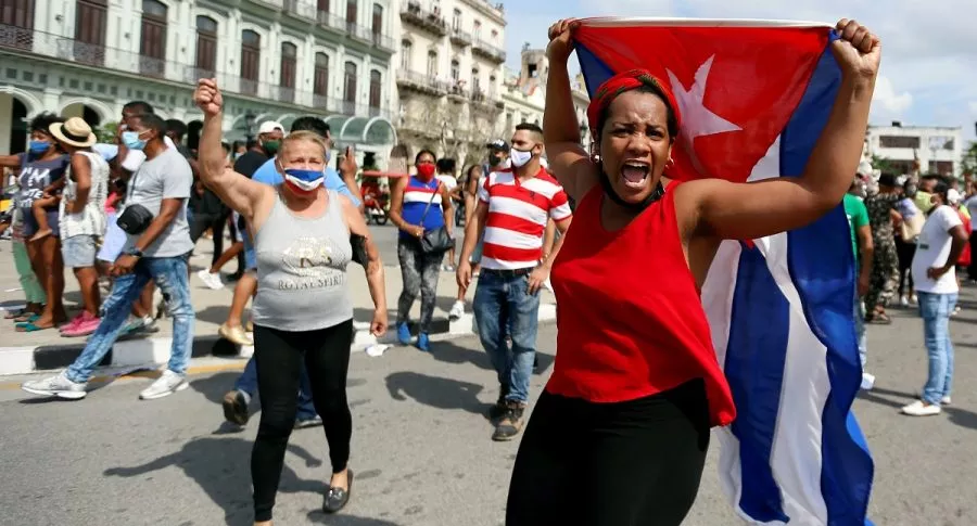 Personas manifiestan su apoyo al gobierno cubano, en una calle en La Habana (Cuba), el domingo 11 de julio de 2021, día en que miles de cubanos se tomaron las calles y presidente Miguel Díaz-Canel llamó a revolucionarios al combate.