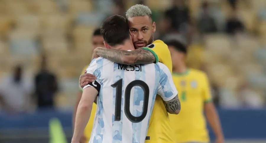 Lionel Messi abraza a Neymar en la final de la Copa América entre Argentina y Brasil, el 10 de julio de 2021, en el estadio Maracaná, en Río de Janeiro (Brasil). Ilustra nota sobre las palabras que le dijo el futbolista brasileño al astro argentino durante ese emotivo abrazo en la final del torneo continental.