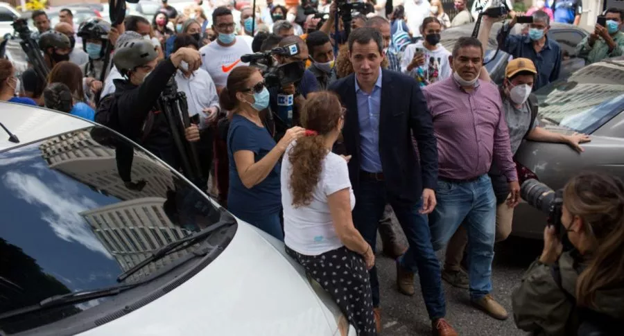 Videos: vecinos de Juan Guaidó sacan corriendo a agentes del Faes y la policía
