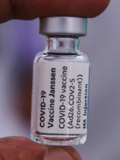 Un vial de la vacuna de Janssen (Johnson & Johnson).