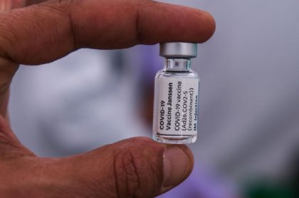 Un vial de la vacuna de Janssen (Johnson & Johnson).