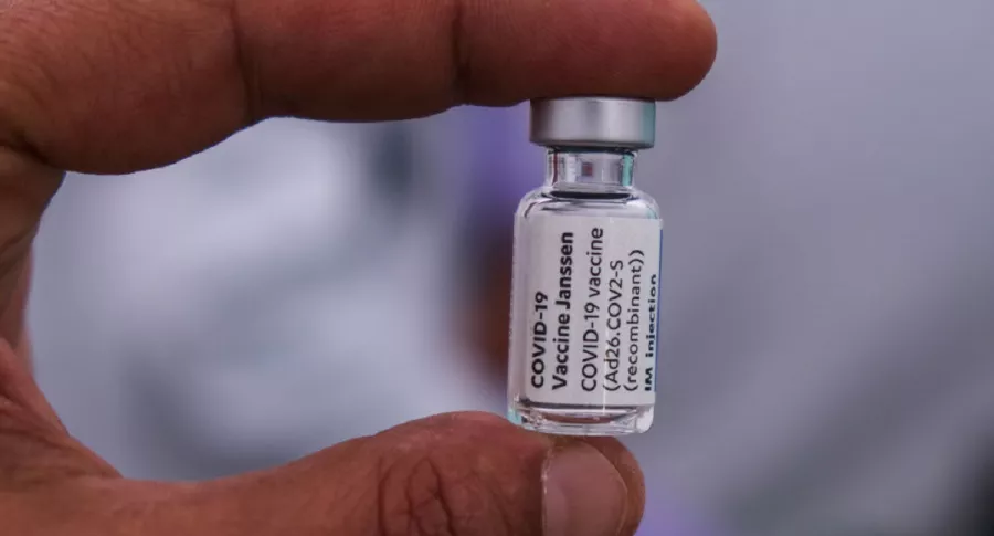 Un vial de la vacuna de Janssen (Johnson & Johnson).